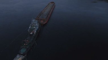 Mavna üzerinde günbatımı hava görüntüleri city port yakınındaki Nehri boyunca yelken