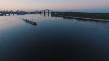 Mavna üzerinde günbatımı hava görüntüleri city port yakınındaki Nehri boyunca yelken