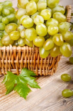 Üzüm yaprakları sepeti ahşap panosu ile