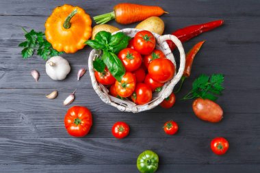 Sebze sepeti domates. Squash. Biber. Patates