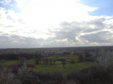 Bozkır panorama gökyüzü ağaçlar