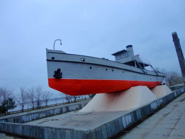 ship monument russia tow