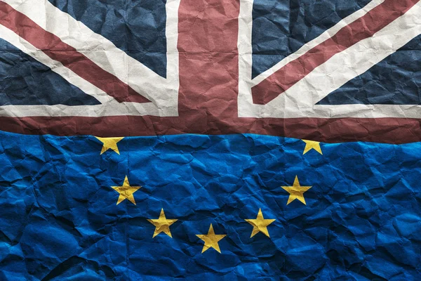 Flaggen des Vereinigten Königreichs und der Europäischen Union kombiniert auf zerknittertem Papierhintergrund. — Stockfoto