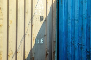 İki kargo gemi konteyner doku