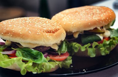  İki hamburger plaka üzerinde tamamlandı. Pişirme burger kavramı
