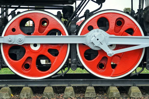 İki kırmızı büyük loco tekerlek — Stok fotoğraf