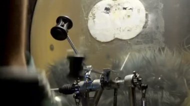 Bas davul pedalı içinde hareket