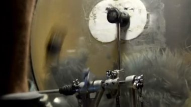 Bas davul pedalı içinde hareket