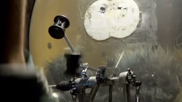 Basse pédale de tambour en action 