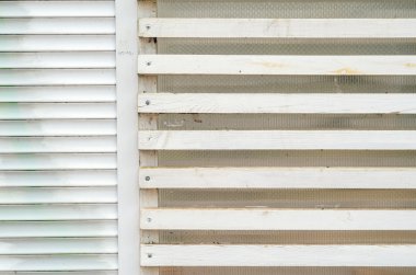 Yatay çubuklarla ahşap panjur ile beyaz duvar