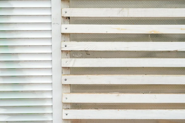 Yatay çubuklarla ahşap panjur ile beyaz duvar