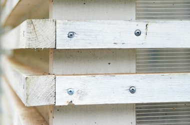 Yatay çubuklarla ahşap panjur ile beyaz duvar