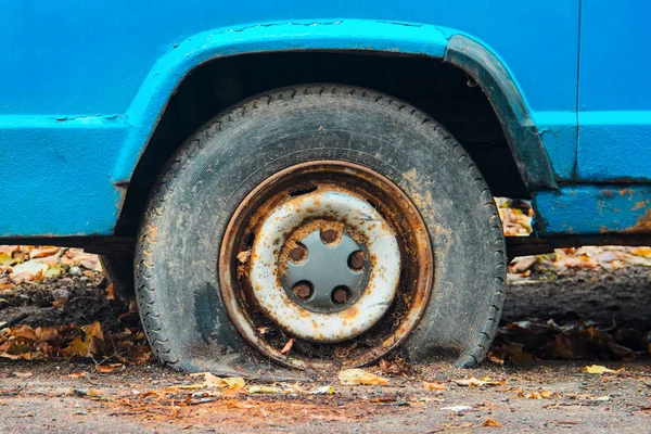 Close-up view flat rear tire on a car — Stock Photo, Image