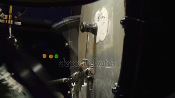 Bass drum pedaal in actie. Drummen. — Stockvideo