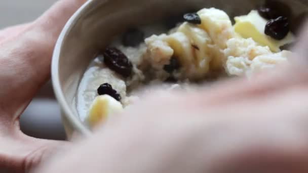 Mixing oatmeal in deep dish — Stock Video