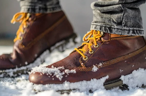 Καφέ δερμάτινα παπούτσια στο χιόνι. Παπούτσι λεπτομέρεια. Ρηχό βάθος πεδίου. Τα πόδια της έννοιας ζεστασιά — Φωτογραφία Αρχείου