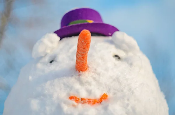 戴紫色帽子的雪人。面部肖像 — 图库照片
