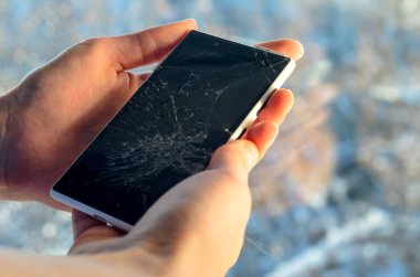 Beyaz Smartphone insan elinde kırık ekran ile