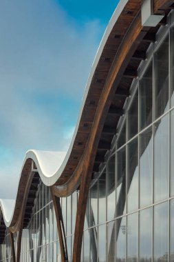 Modern binanın yapısal cam duvar parçası