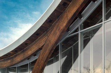 Modern binanın yapısal cam duvar parçası