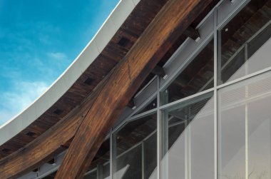 Modern binanın yapısal cam duvar parçası