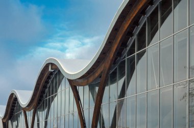 Vitray sistemi ile modern bina parçası.