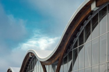 Modern binanın yapısal cam duvar parçası