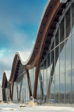 Modern binanın yapısal cam duvar parçası