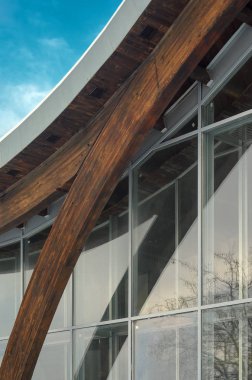 Modern binanın yapısal cam duvar parçası