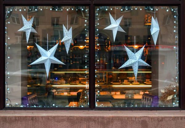 Estrellas de papel en la ventana de un café . —  Fotos de Stock