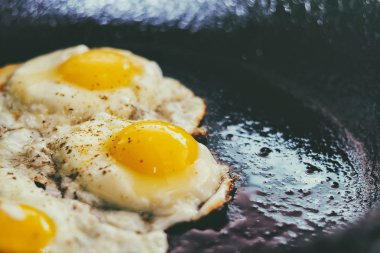 Kızarmış yumurta pişirme işlemi. Vintage Fotoğraf bak