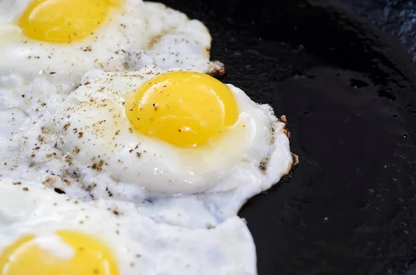 Process of cooking fried eggs
