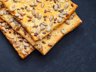 Tohumlar üzerinde siyah bir arka plan ile çerezleri yığını.