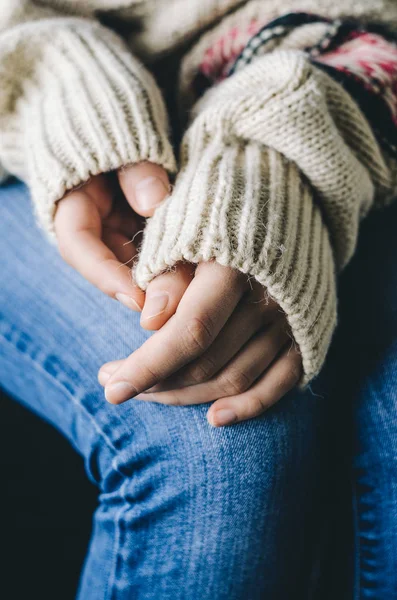 Las manos de la mujer en suéter — Foto de Stock