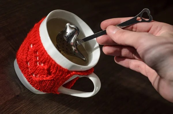 Taza de lana de punto rojo con patrón de corazón — Foto de Stock