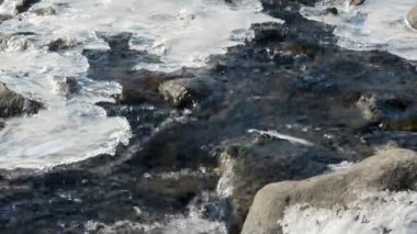 River rapids kayalar ve buzlu yamalar