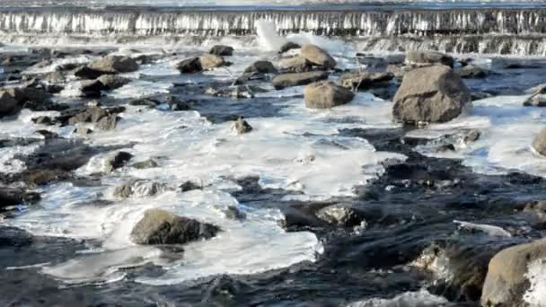 Rápidos fluviales con rocas y zonas heladas — Vídeo de stock