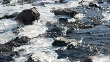 River rapids kayalar ve buzlu yamalar