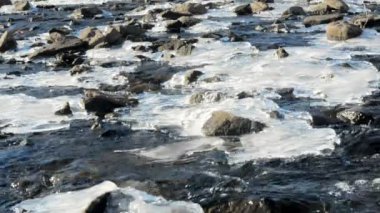 River rapids kayalar ve buzlu yamalar