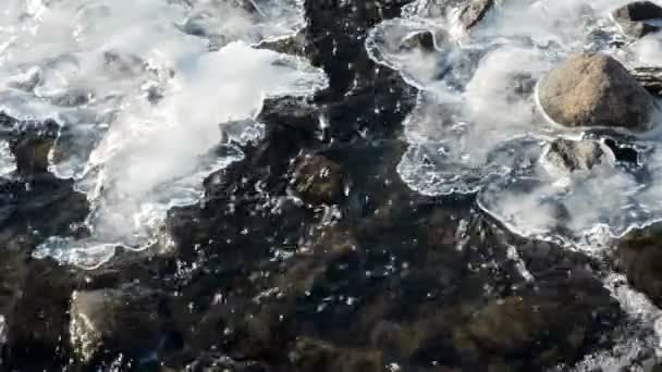 Rapides fluviaux avec des roches et des taches glacées — Video