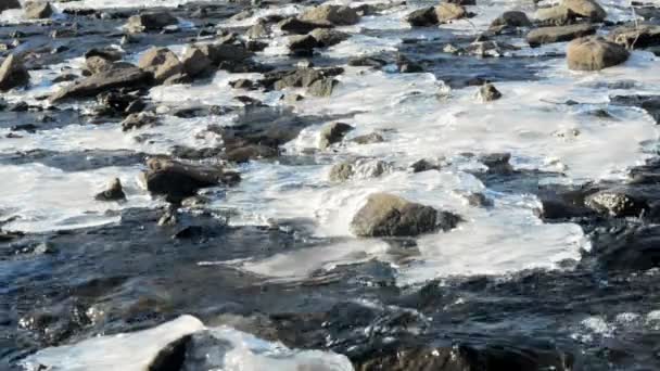 Rápidos fluviales con rocas y zonas heladas — Vídeo de stock