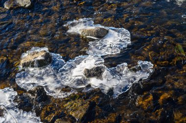Donmuş nehir hızla akan buz çarşafların arasında
