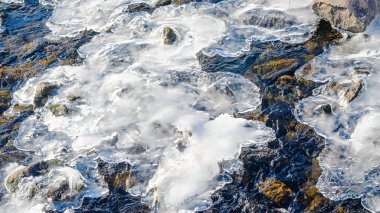 River rapids kayalar ve buzlu yamalar