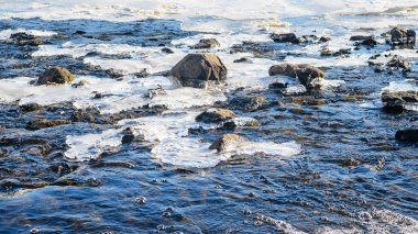 River rapids kayalar ve buzlu yamalar