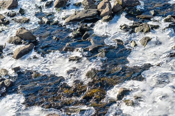 River rapids met rotsen en ijzige patches — Stockfoto