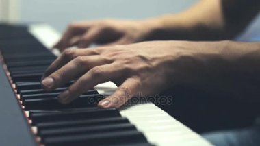 Piyano. Görünümü kadar yakın