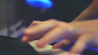 Piyano. Görünümü kadar yakın