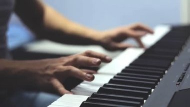 Piyano. Görünümü kadar yakın