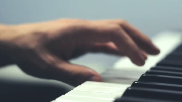 A tocar piano. Vista Close Up — Vídeo de Stock