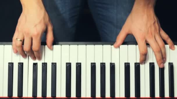 A tocar piano. Vista superior . — Vídeo de Stock